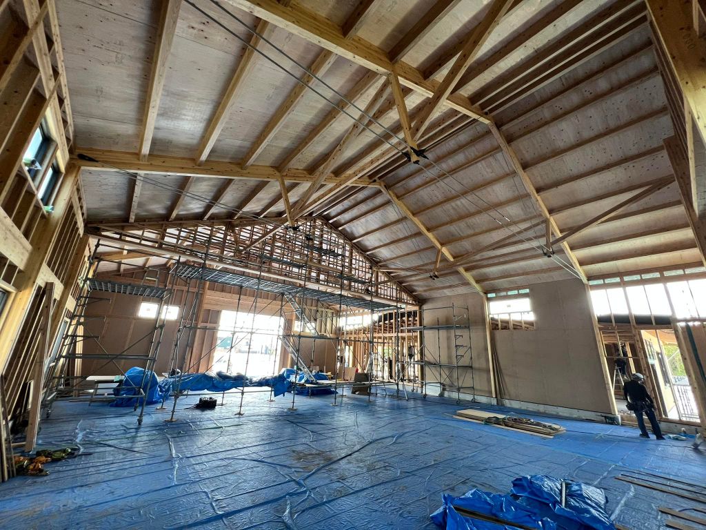 木造建築大型倉庫 - 内部構造施工中