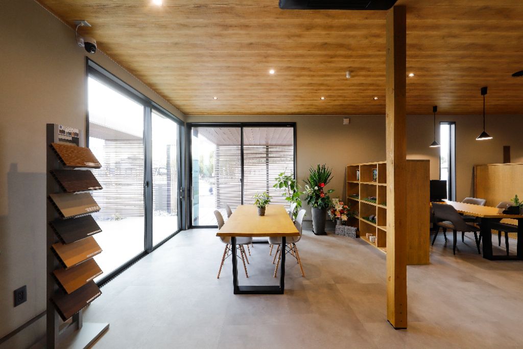 木造建築大型倉庫 - ショールーム内観