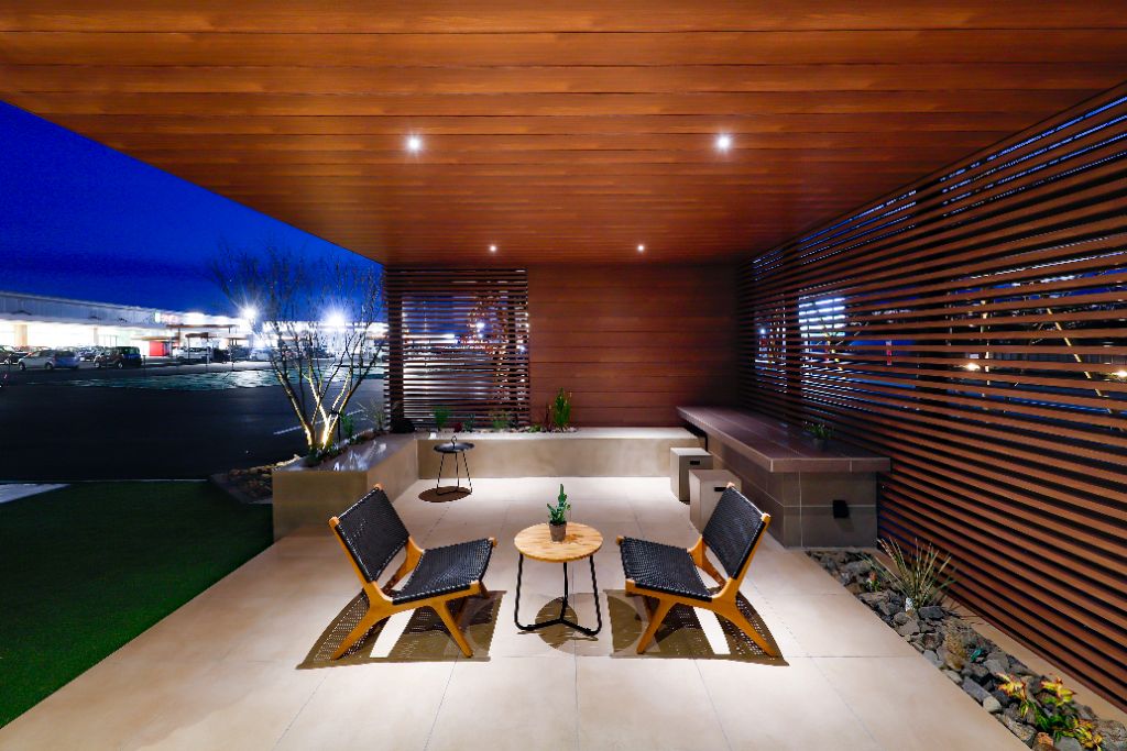 木造建築大型倉庫 - 木製ルーバー外観（夜）
