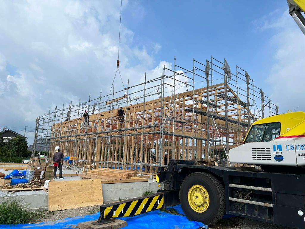 木造建築の建設現場 - 骨組み施工中
