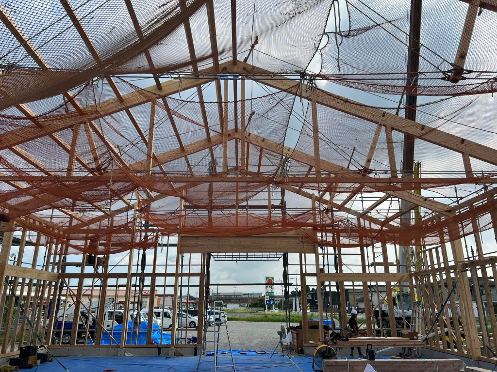 木造建築大型倉庫 - トラス構造建設中